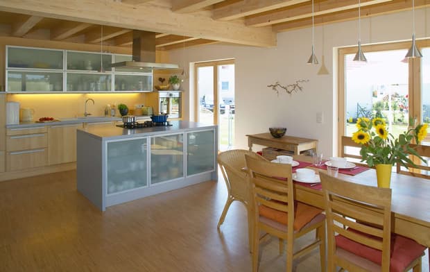 Das Esszimmer des modernen Holzhauses mit ergrauter Lärchenholzfassade, ohne Dachüberstand für schnelle und gleichmäßige Ergrauung