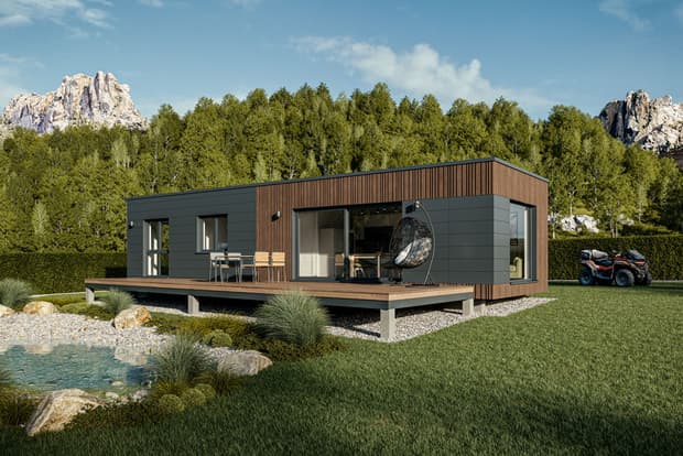 Modernes Haus mit Holz- und grauen Fassadenelementen, Holzterrasse, Garten mit Teich und Bergen im Hintergrund