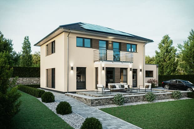 Modernes zweistöckiges Einfamilienhaus mit Solarzellen auf dem Dach Terrasse mit Möbeln Garten und schwarzem Auto im Hof