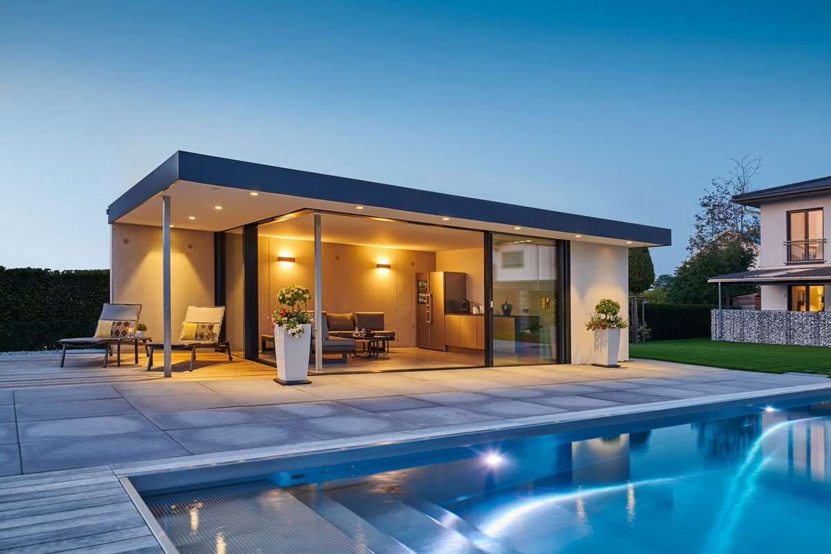 Modernes Poolhaus mit Küche