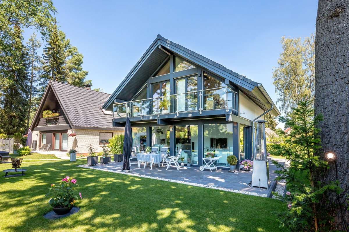 Modernes Fachwerkhaus mit Balkon und überdachter Terrasse