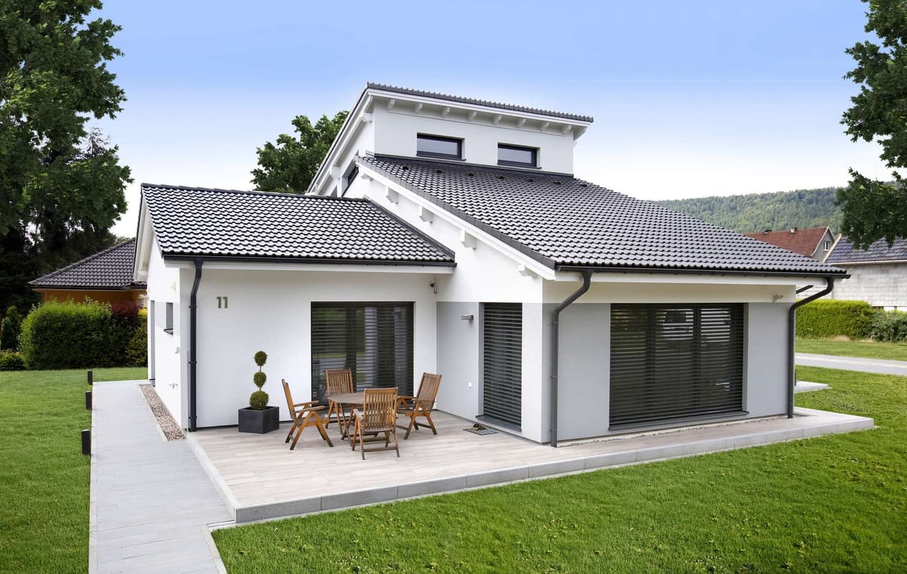 Bungalow mit versetztem Pultdach, Garten und Terrasse