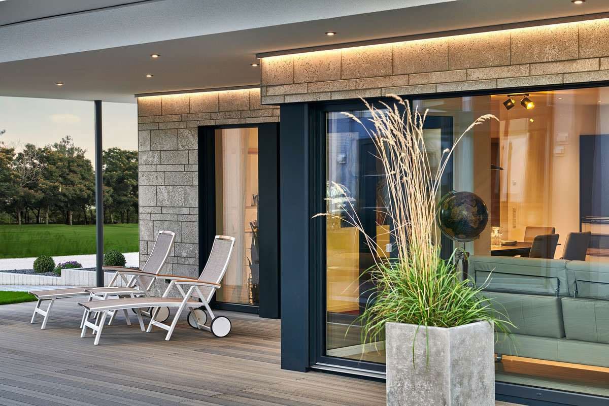 Wohnzimmer mit bodentiefen Fenstern und großer Terrasse