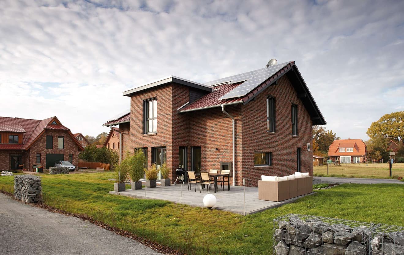 AVEO - Außenansicht Einfamilienhaus mit Terrasse 