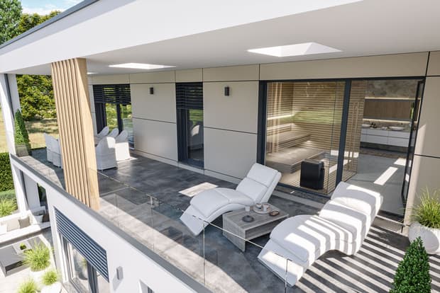 Moderner Balkon mit grauem Bodenbelag, zwei weißen Liegestühlen, Glastrennwand und Zugang zu Sauna und Badezimmer