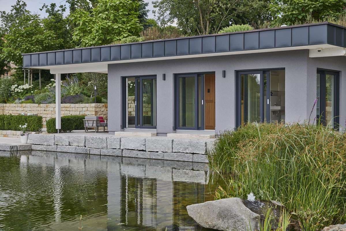 Modernes Poolhaus am Schwimmteich