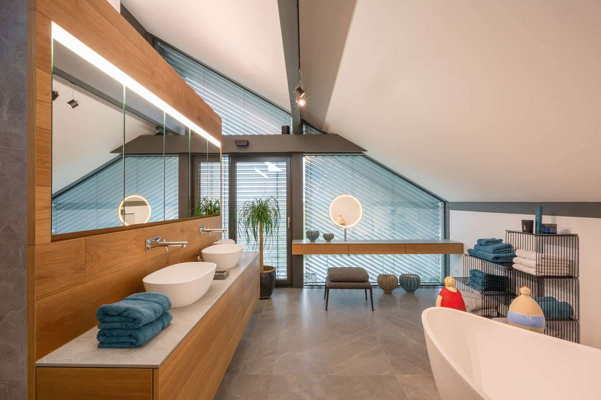 Stilvoll eingerichtetes Badezimmer mit freistehender Badewanne
