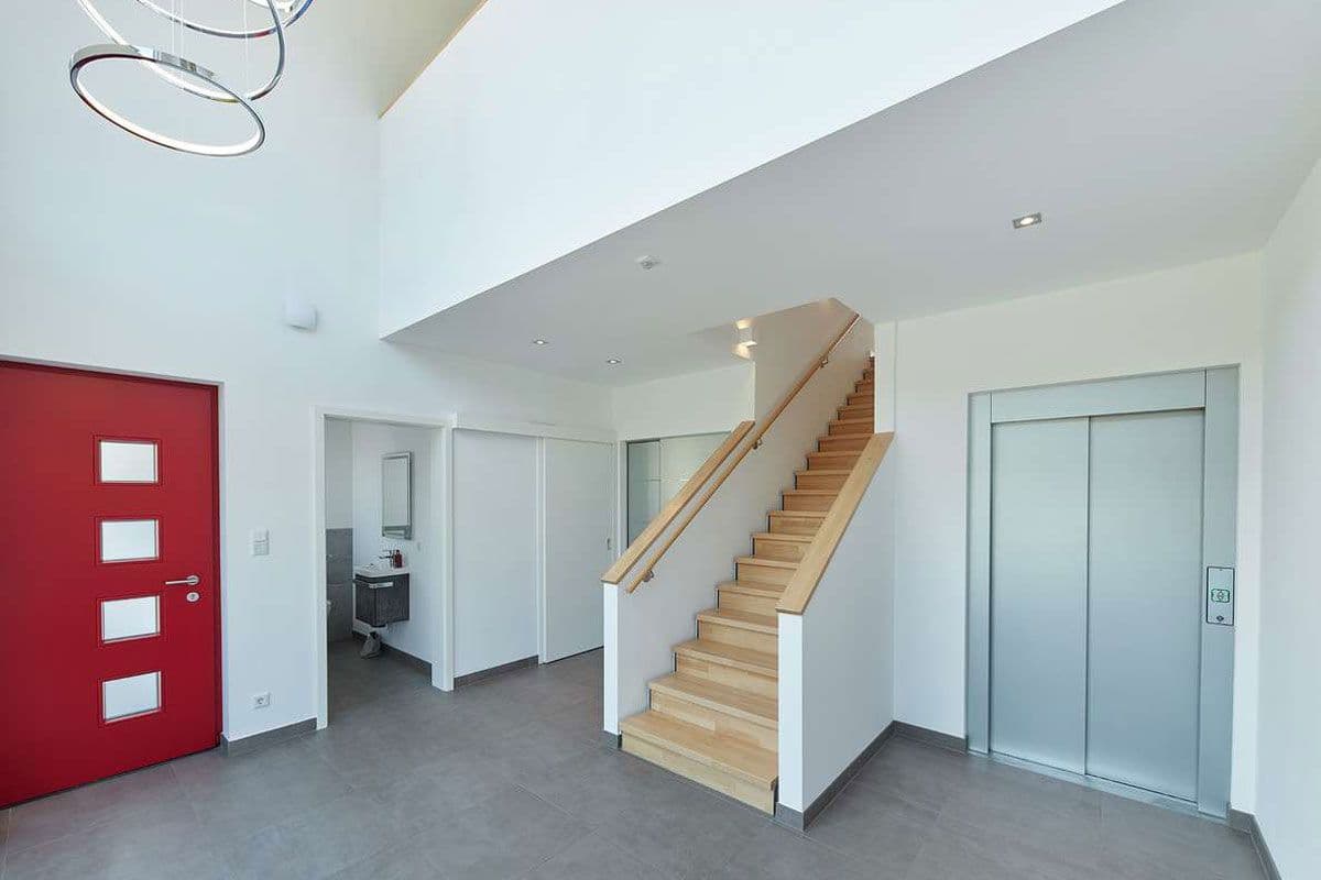 Barrierefreier Flur mit Treppe und Aufzug