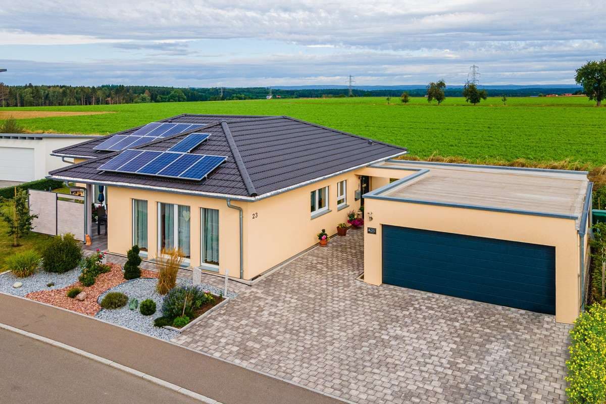 Moderner Bungalow mit Zeltdach und angrenzender Garage