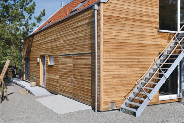 Frei geplantes WeberHaus mit Holzverschalung