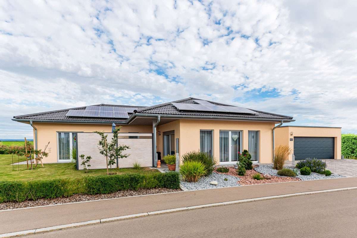 Moderner Bungalow mit Garage und sichtgeschützter Terrasse