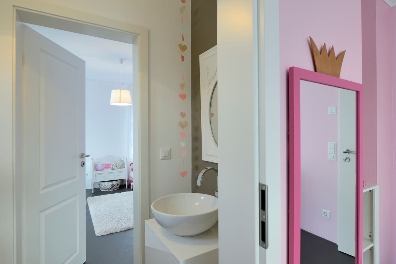 Kompaktes Kinderbadezimmer als Durchgangszimmer