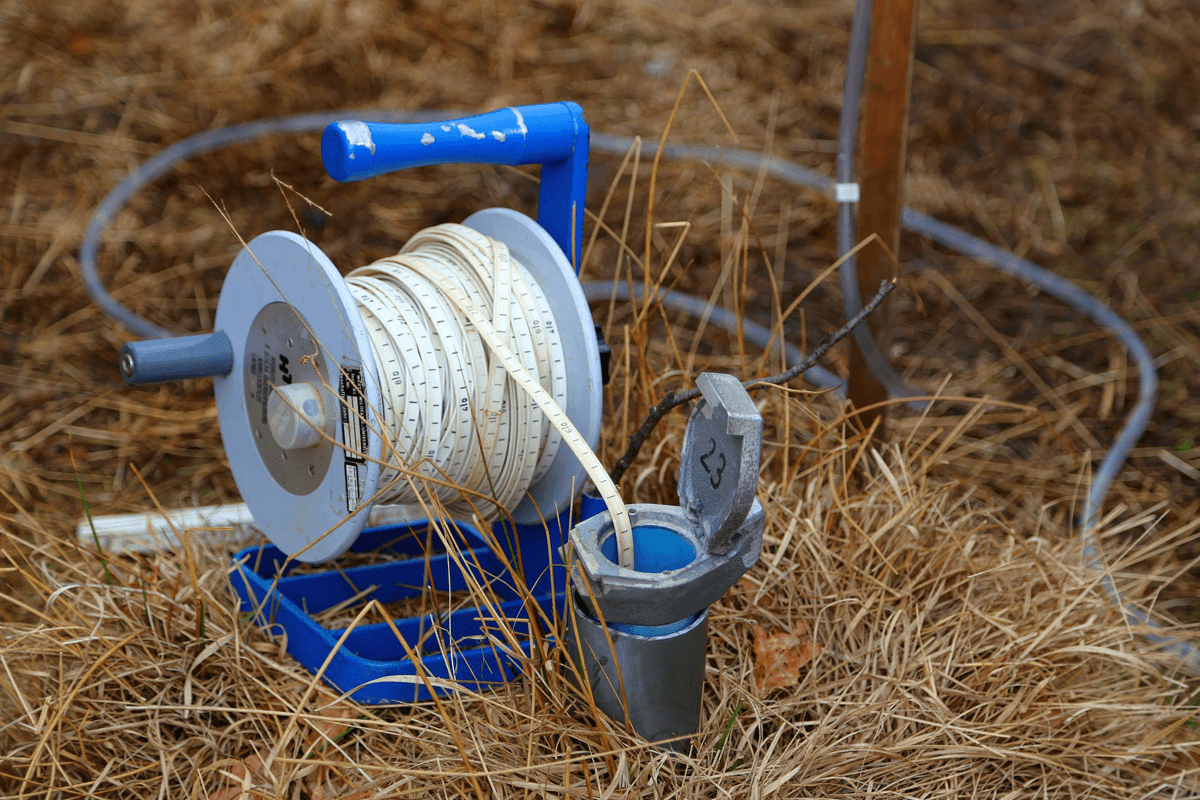 Blaue Kabeltrommel auf dem Boden
