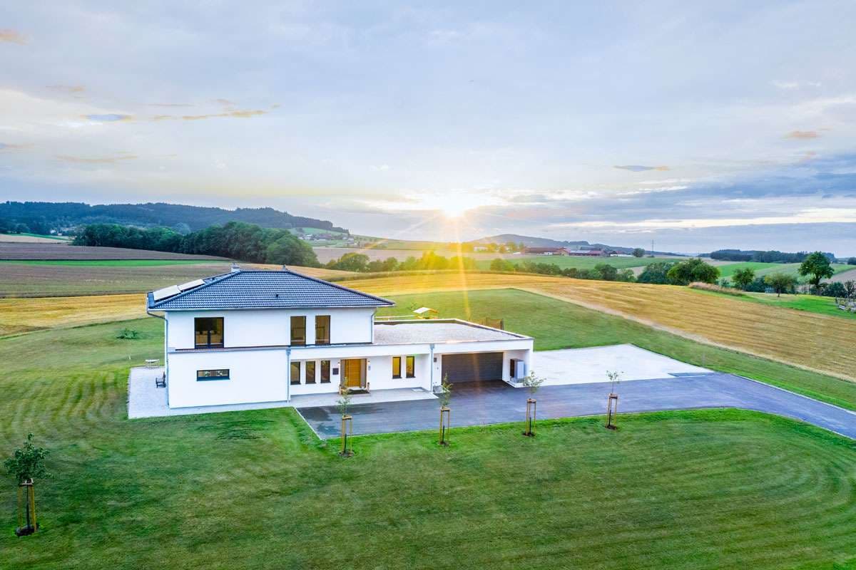 Modernes Einfamilienhaus mit Blick in die Landschaft