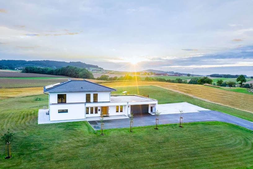 Modernes Einfamilienhaus mit Blick in die Landschaft