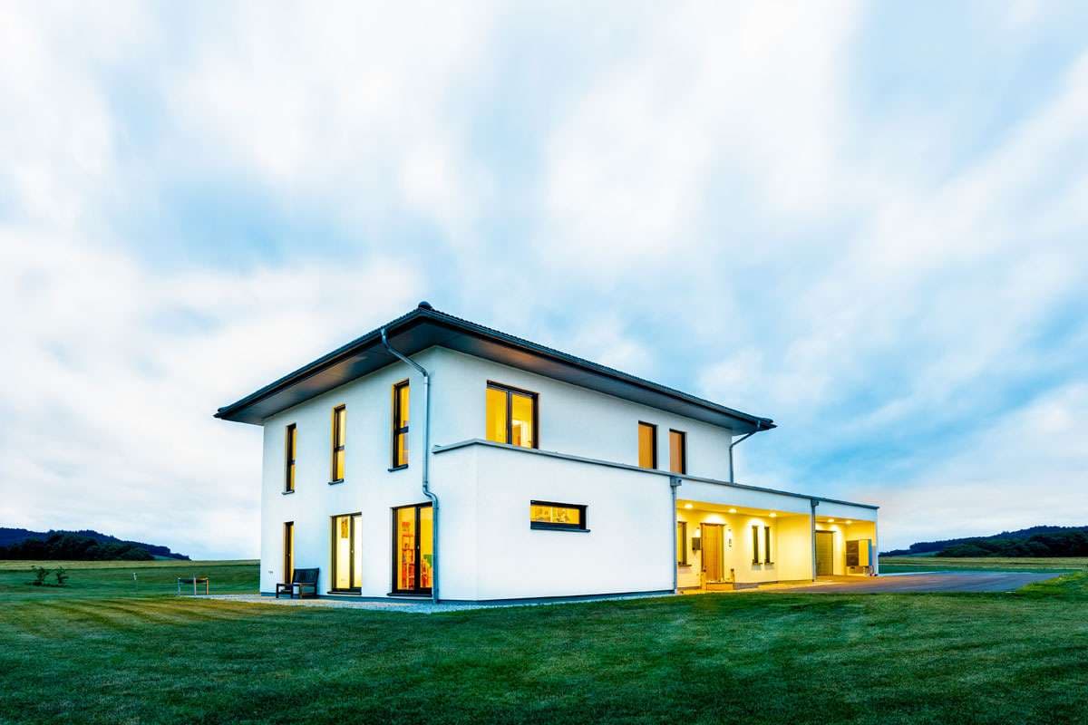 Modernes Einfamilienhaus mit großem Garten und Außenbeleuchtung