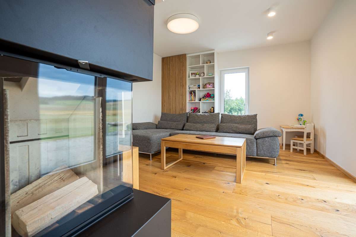 Gemütliches Wohnzimmer mit Kamin