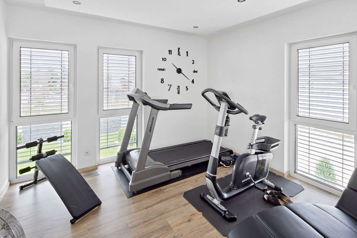 Fitnessraum mit Laufband und Standfahrrad