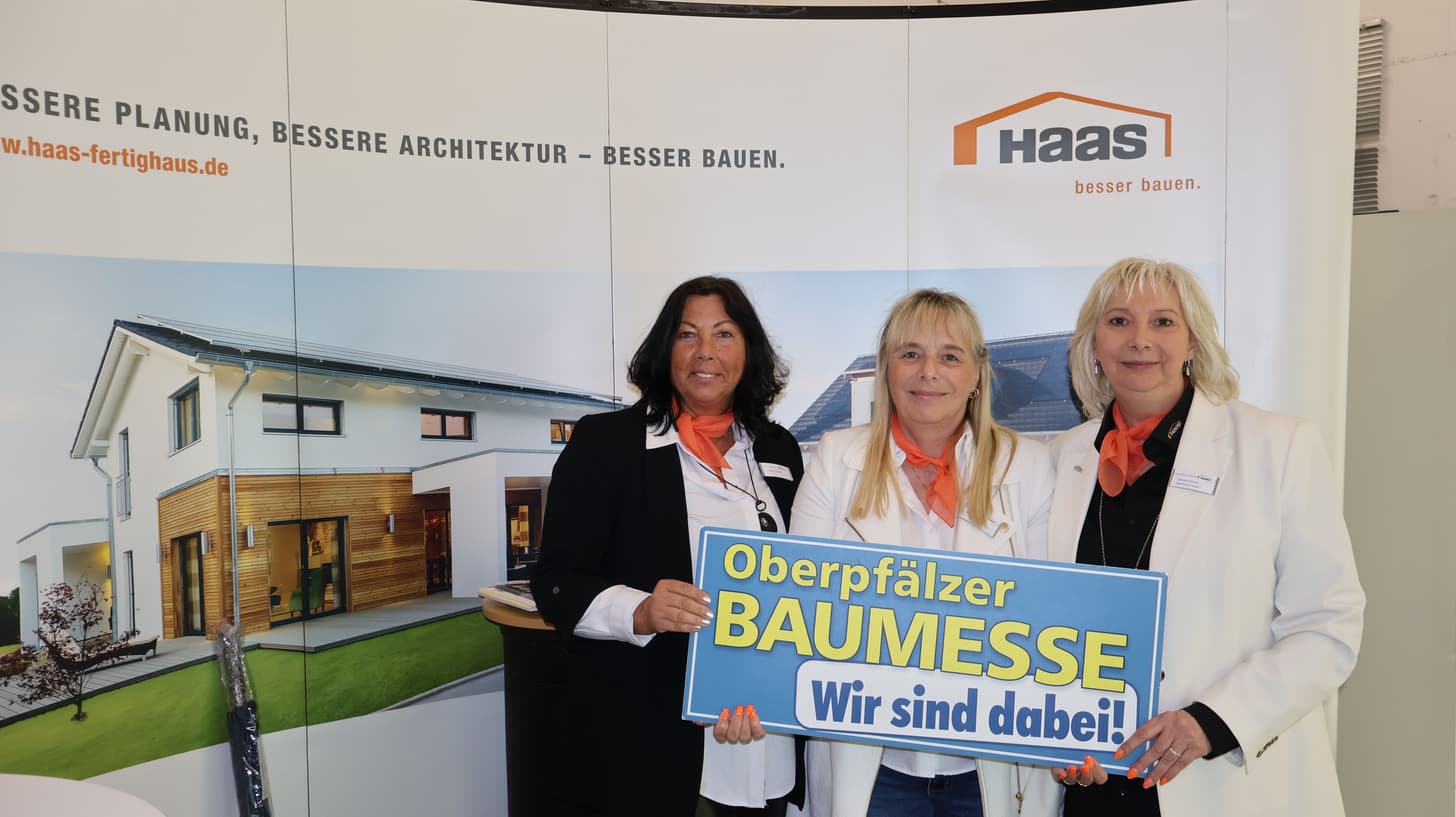 Haas Mitarbeiterinnen am Stand auf der Oberpfälzer Baumesse