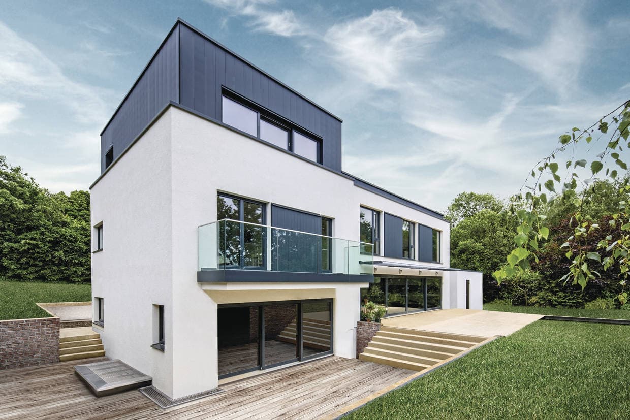 Kubushaus mit zurückgesetzter obersten Etage und Dachterrasse.
