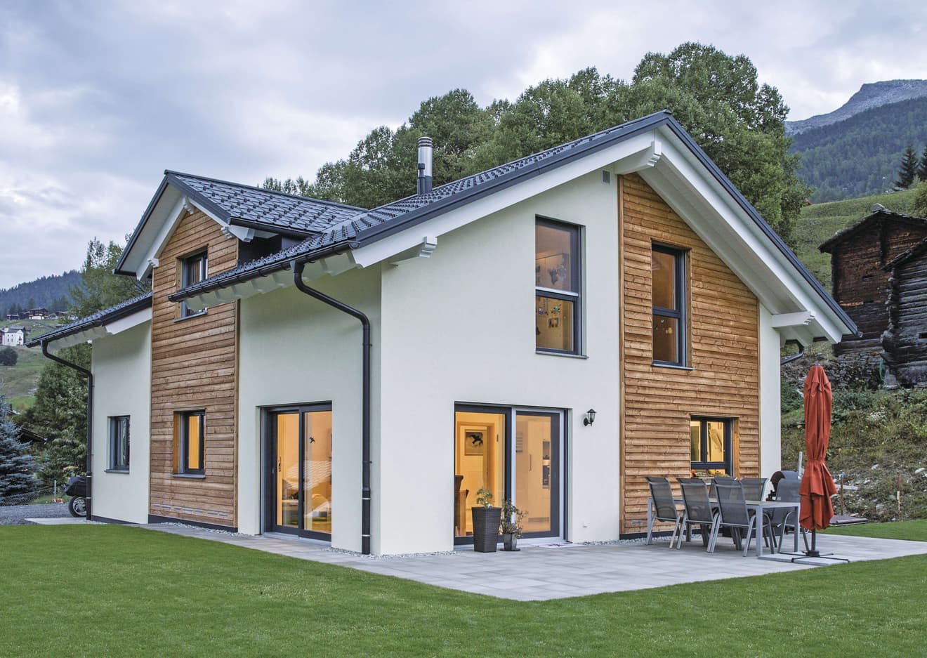 Klassisches Einfamilienhaus mit Satteldach, Terrasse und viel Platz für die gesamte Familie