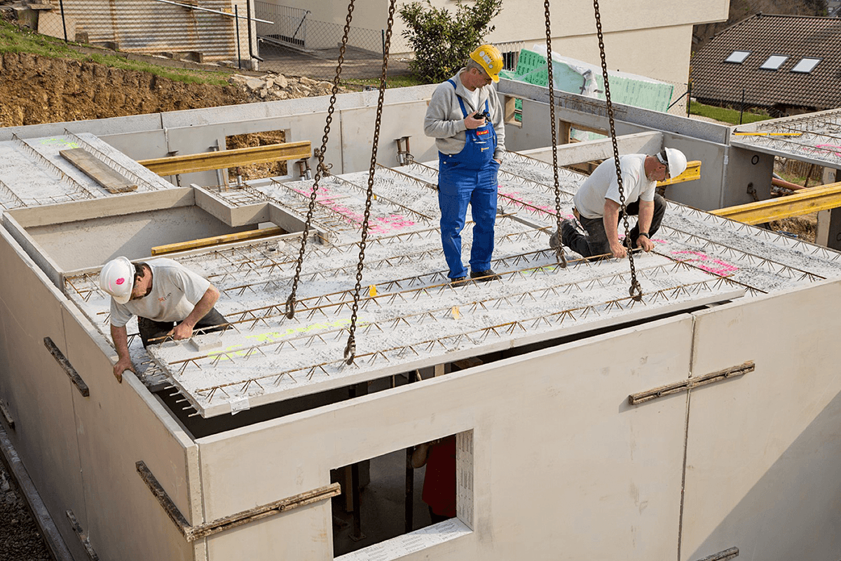 Montage eines Fertighauses auf der Baustelle