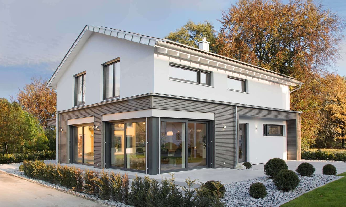 Modernes Fertighaus mit Satteldach