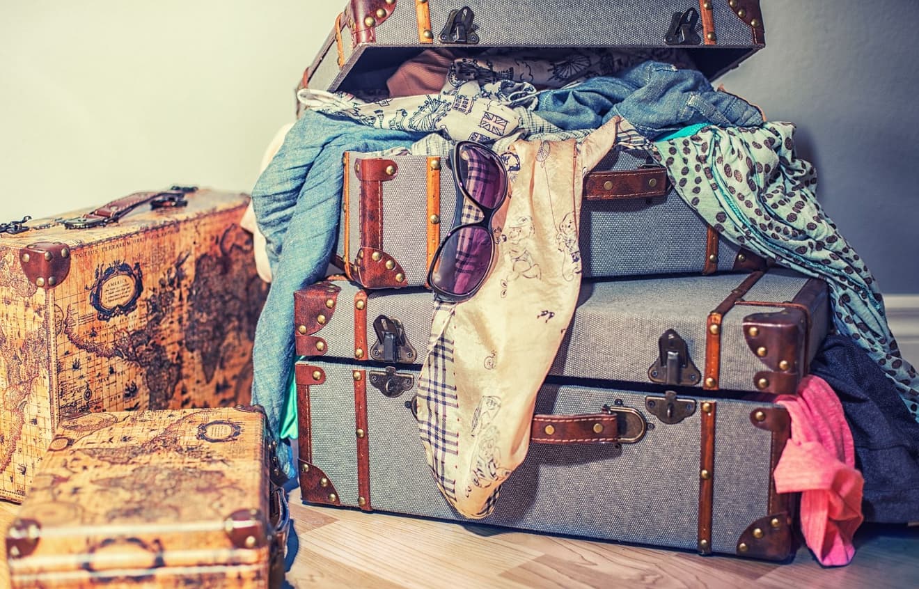Voll gepackte Koffer mit Kleidung