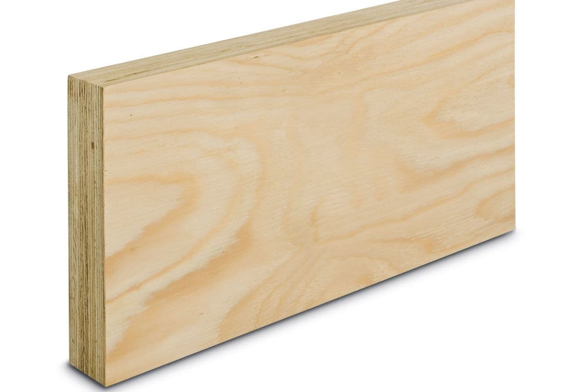 Helles Holzbrett vor weißem Hintergrund