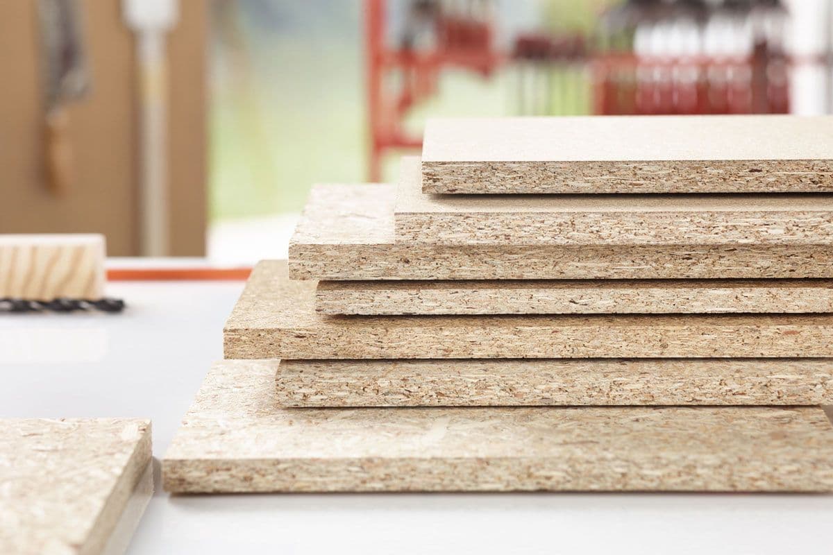 Stapel konstruktiver Holzstoffe für den Hausbau