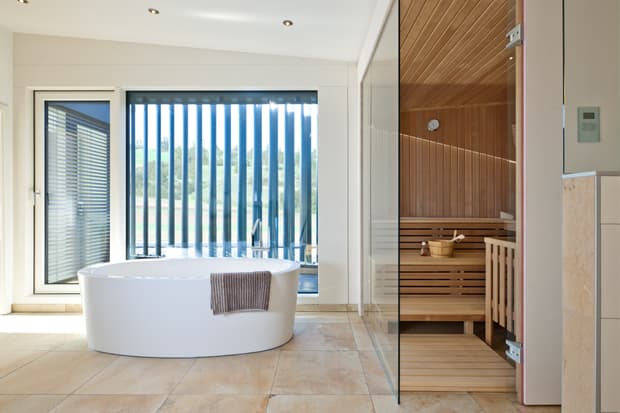 Sauna aud Holz im Badbereich.