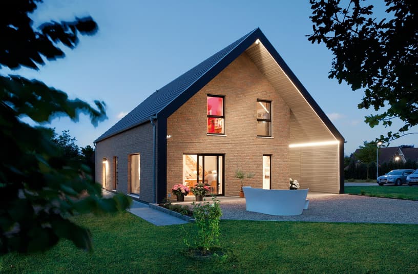 Klassisches Familienhaus mit Giebeldach