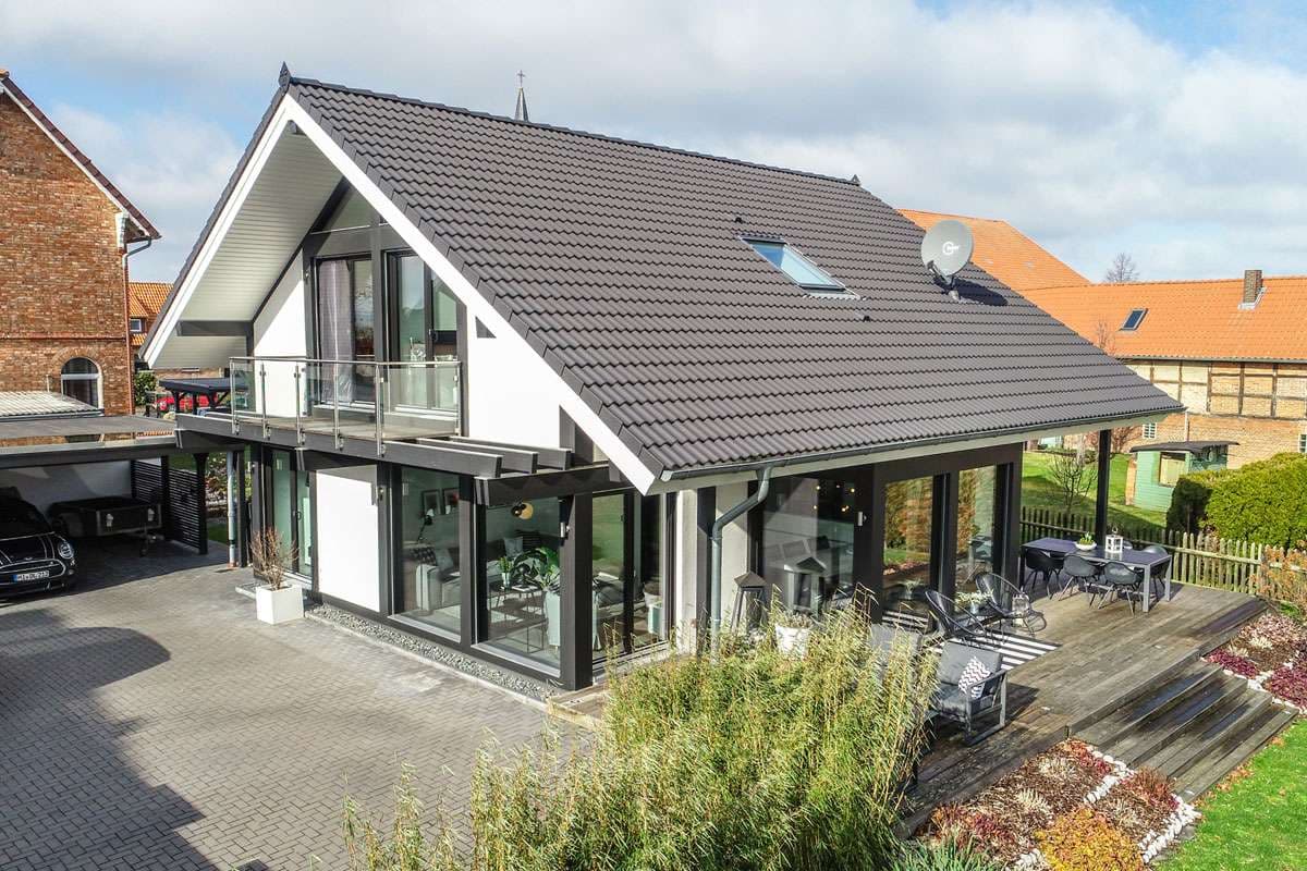 Modernes Fertighaus mit Garten und Terrasse