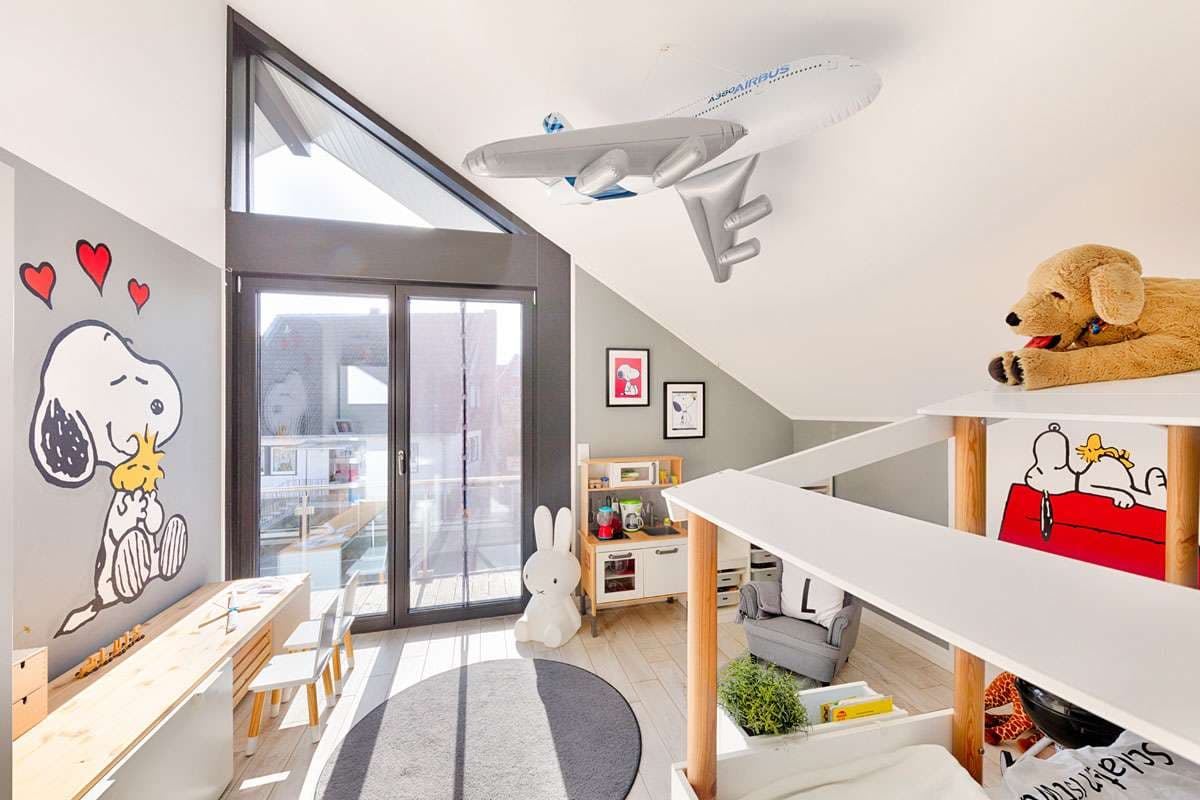 Helles Kinderzimmer mit Dachschräge