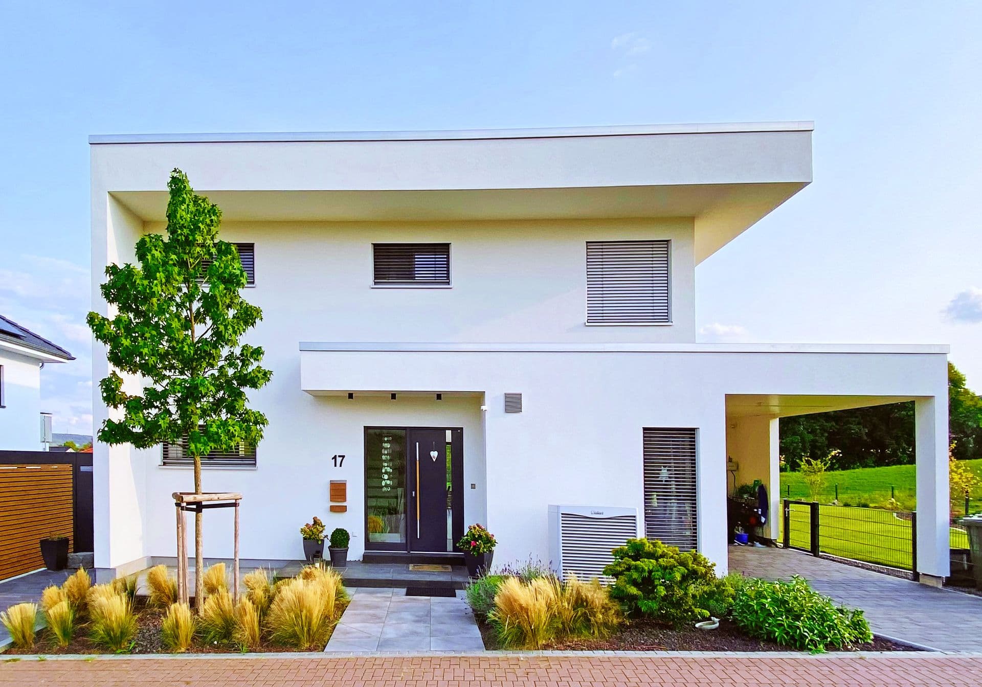 Modernes Fachwerkhaus mit überdachtem Eingang und Terrasse