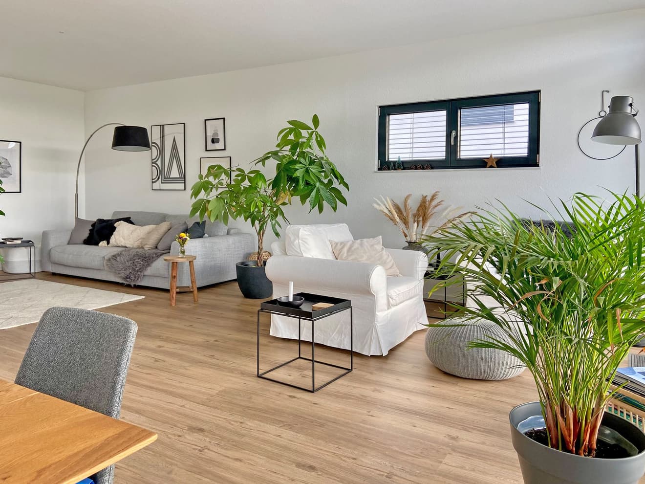 Offener Wohnbereich mit gemütlichem Sofa