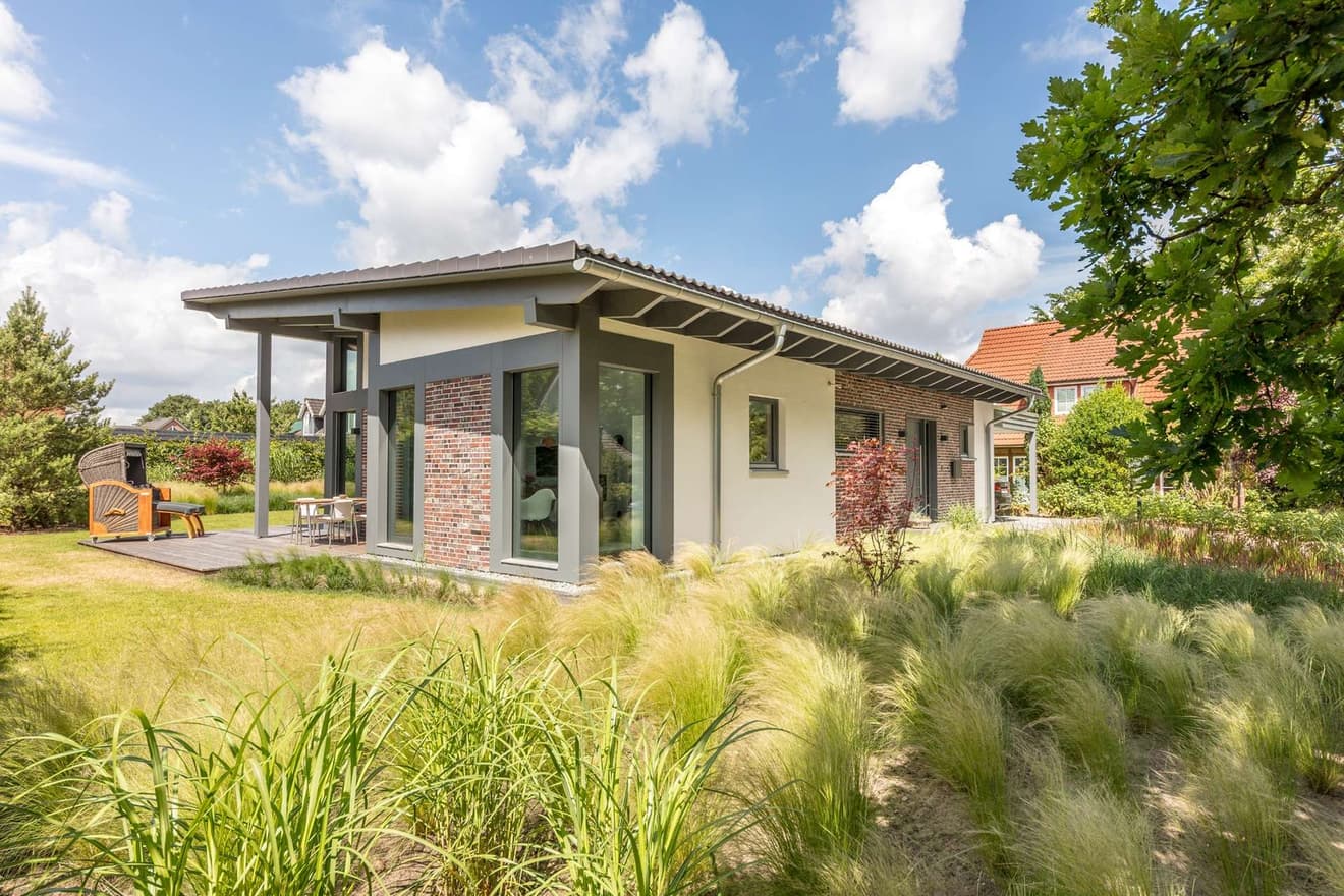 Modernes Einfamilienhaus mit Pultdach und großem Garten