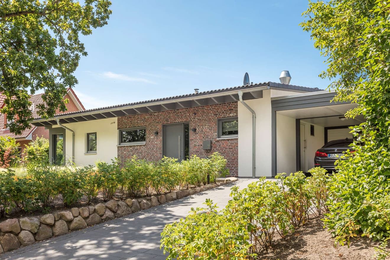 Modernes Einfamilienhaus mit Garage