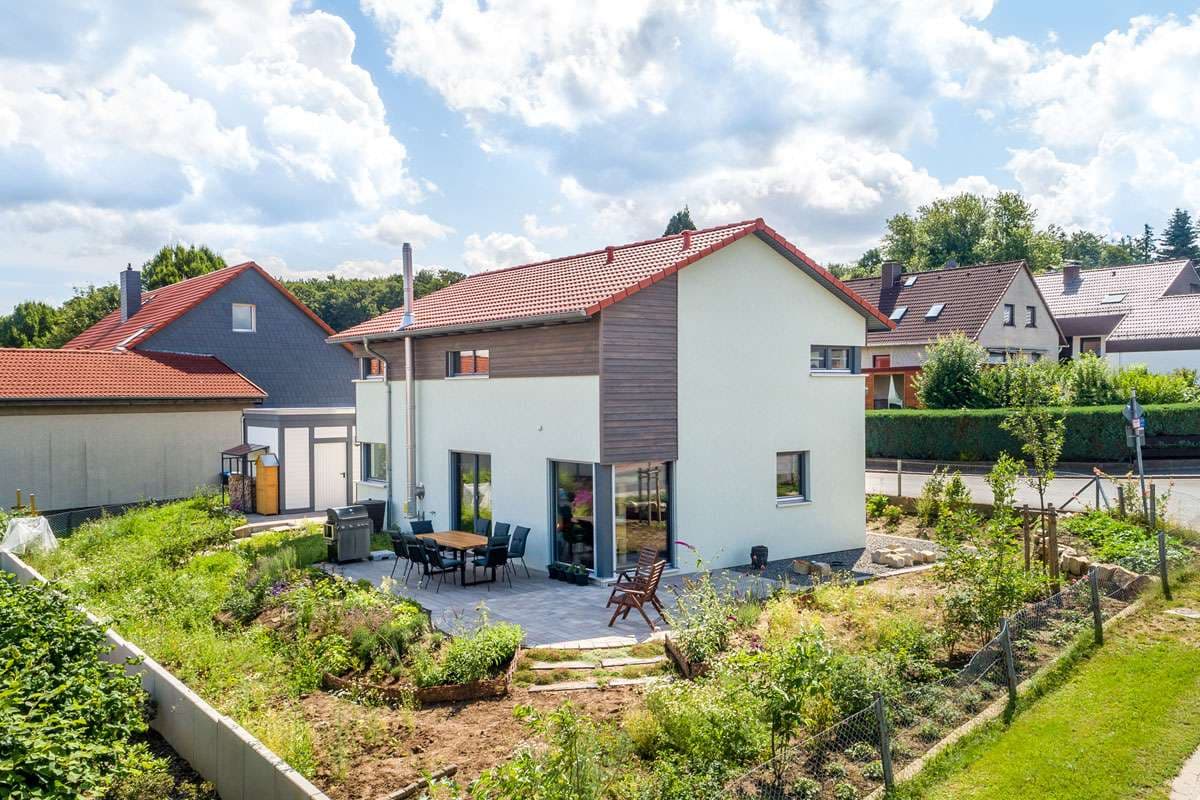 Großzügige Steinterrasse im Garten