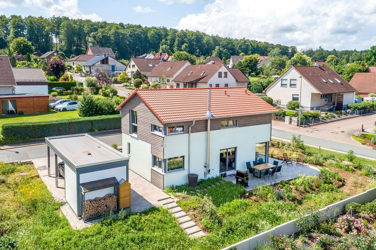 Modernes Einfamilienhaus mit Garten und Terrasse