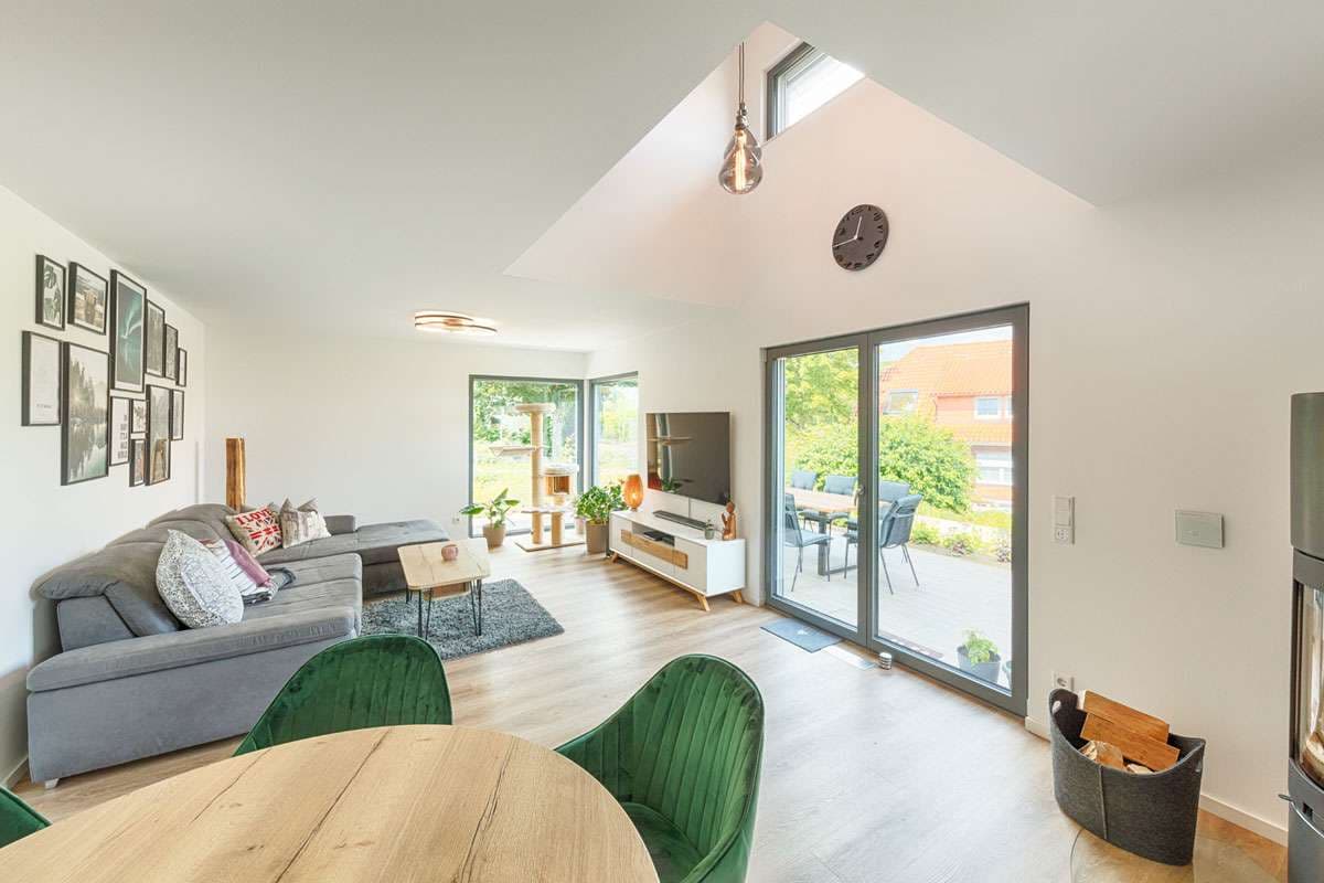 Helles Wohnzimmer mit Sofaecke