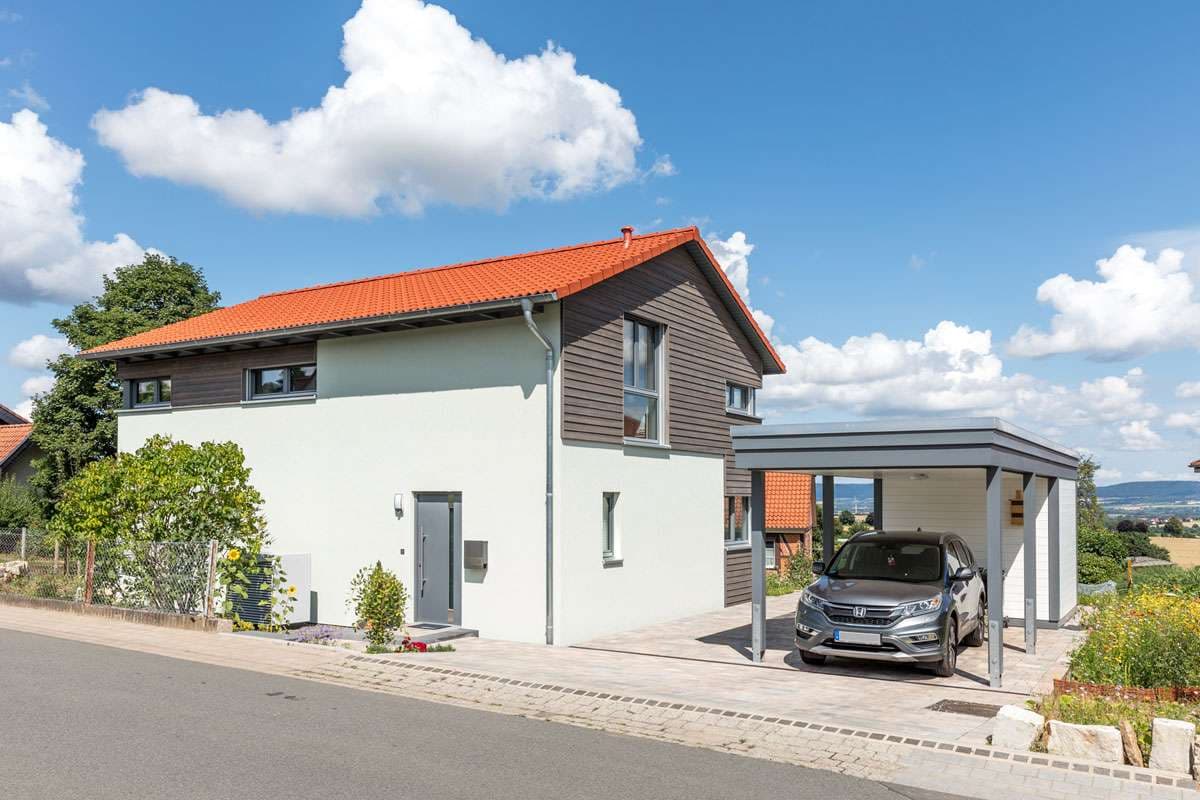 Modernes Einfamilienhaus mit Satteldach und Carport