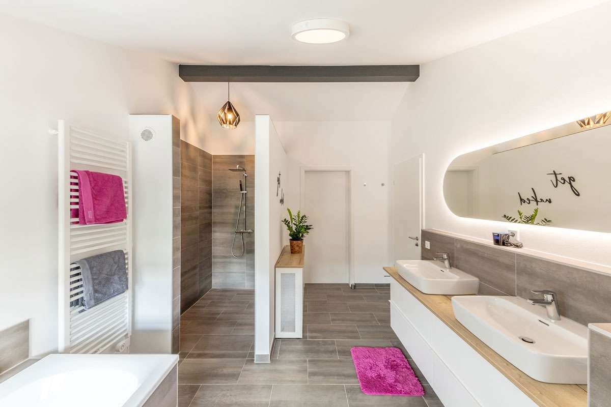 Badezimmer mit offener bodentiefer Dusche
