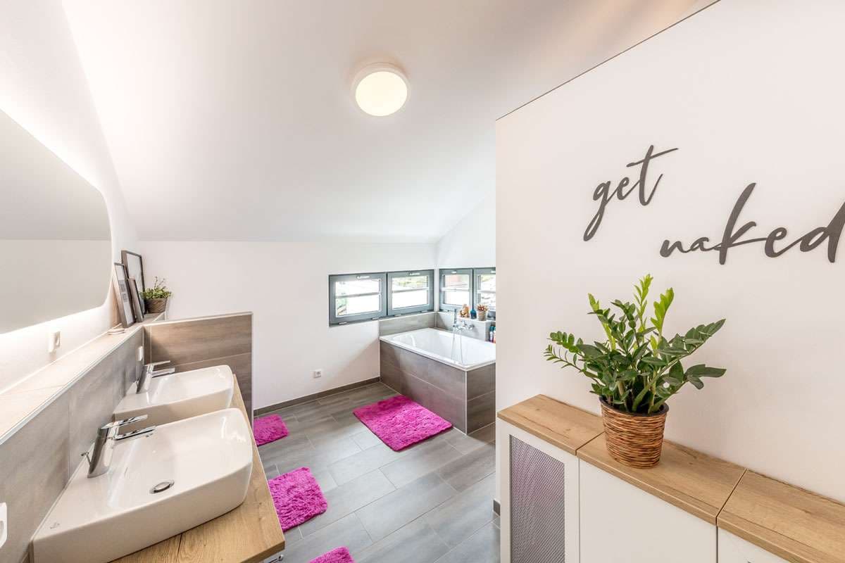 Badezimmer mit zwei Waschbecken und Badewanne