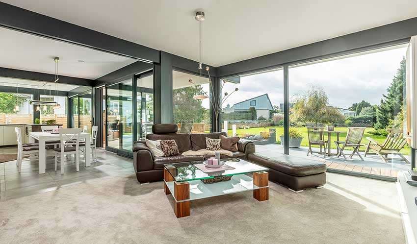 Helles, offenes Wohnzimmer mit großen Panoramafenstern