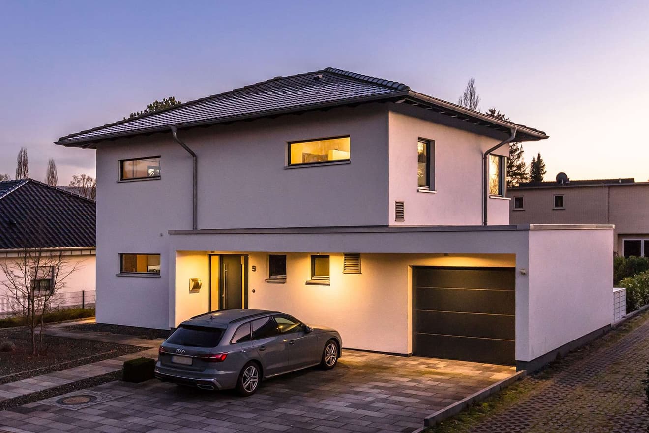 Moderne Stadtvilla mit Zeltdach und Garage