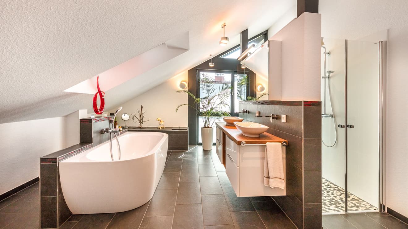 Modernes Badezimmer mit freistehender Badewanne