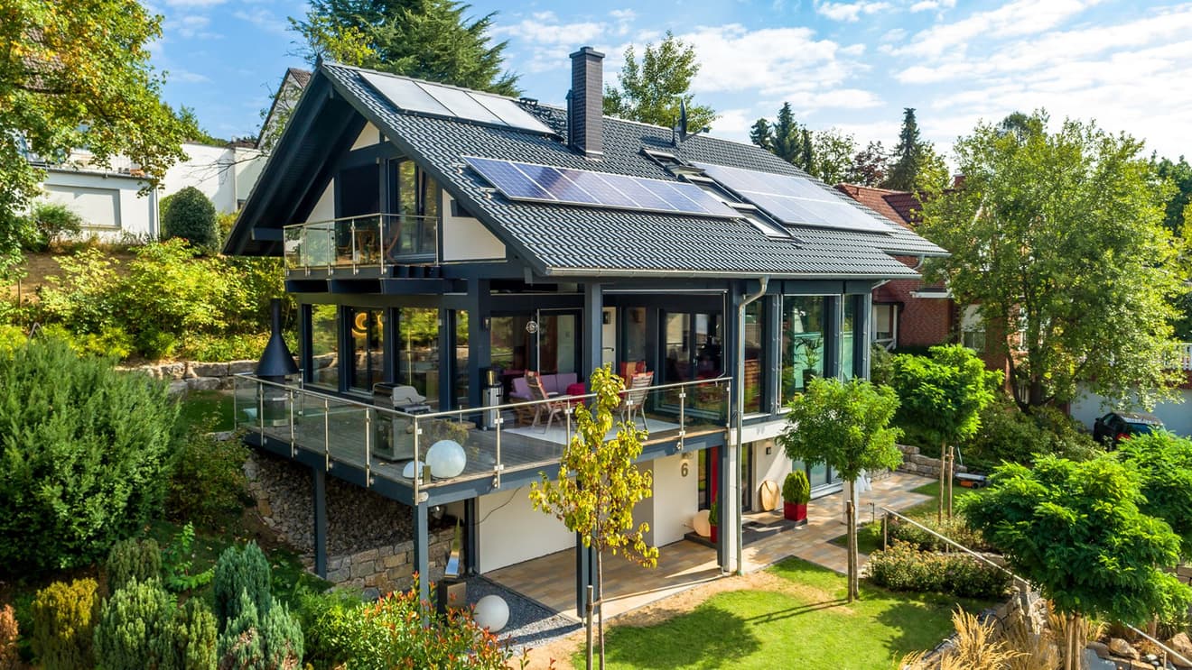 Modernes Fachwerkhaus mit Garten und Terrasse