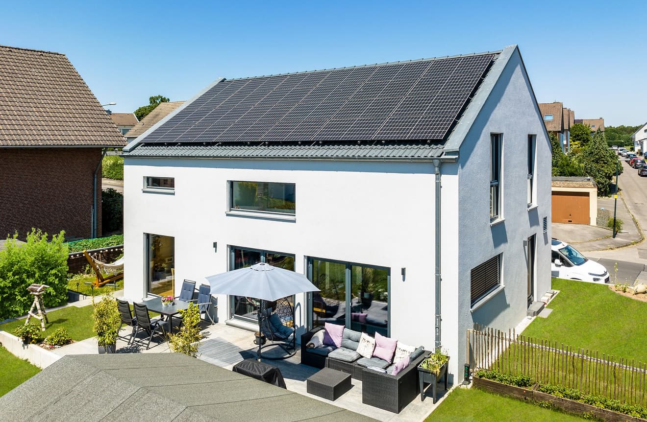 Einfamilienhaus mit Satteldach, großem Garten und Terrasse
