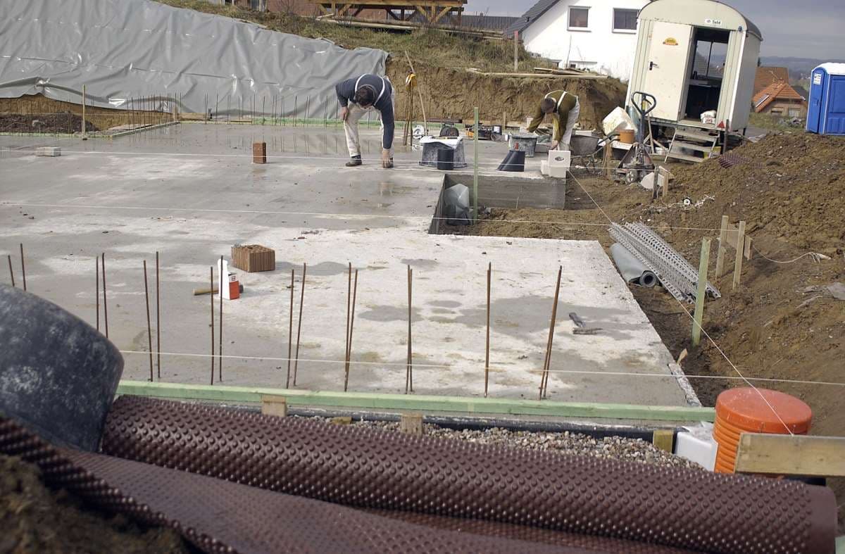 Baustelle beim Hausaufbau nach Bauablaufplan
